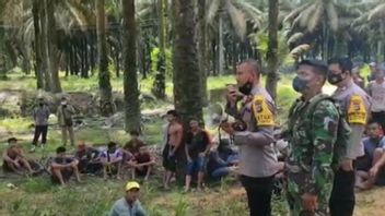 Vaksinator Bangka Barat Berikan Vaksinasi COVID-19 di Lokasi Penambangan