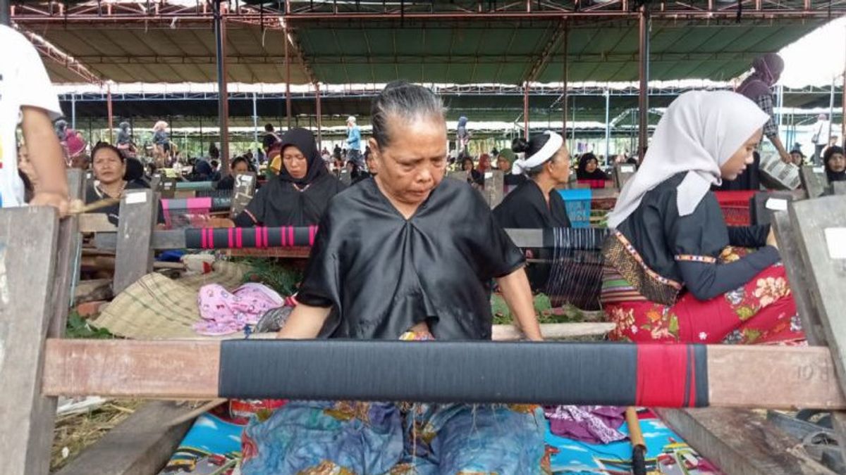 Jati Diri Masyarakat, Budaya Tenun Di Lombok Tengah Harus Tetap Lestari