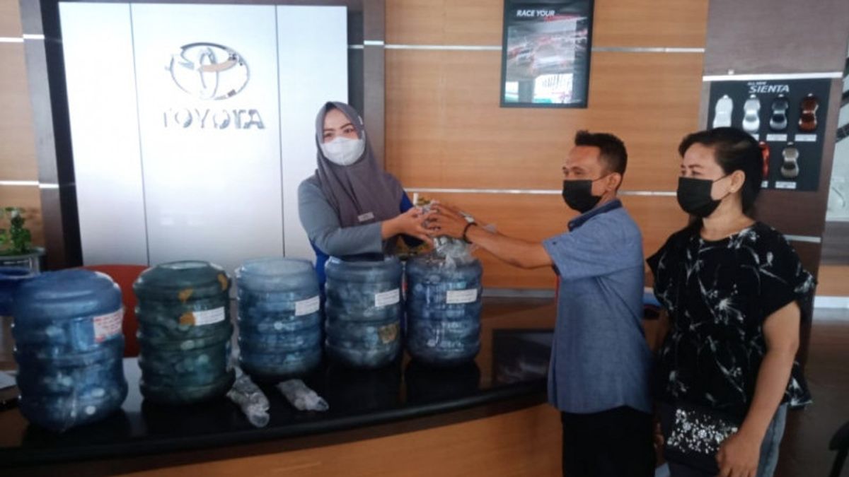 Pertama Kali Terjadi! Pedagang Kelontong di Makassar Beli Mobil dengan Uang Receh Hasil Tabungan