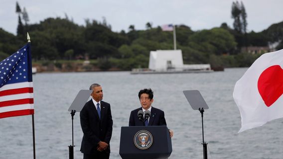 日本の安倍晋三首相は、2016年12月28日、この日の記憶の中で真珠の犠牲者にチタの悲しみを伝えます。