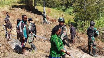 Yonif Task Force Help Lanny Jaya Papua Residents Build Clean Water Storage, Mamas Don't Need To Climb Hills Anymore