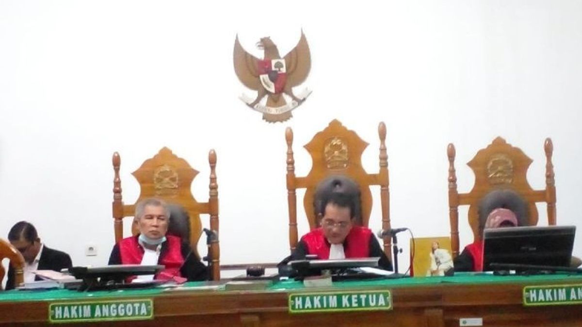Medan District Court Judge Sentences 2 Couriers Of 20 Kg Of Crystal Methamphetamine From Riau To Life In Prison