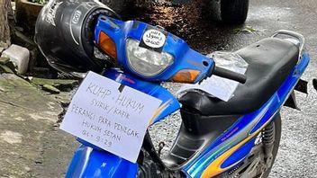 这是蓝色铃木将军摩托车车主的身份，上面贴着ISIS贴纸和阿斯塔纳亚警察局涉嫌自杀式炸弹袭击者的“刑法=Shirk / Infidel Law”字样