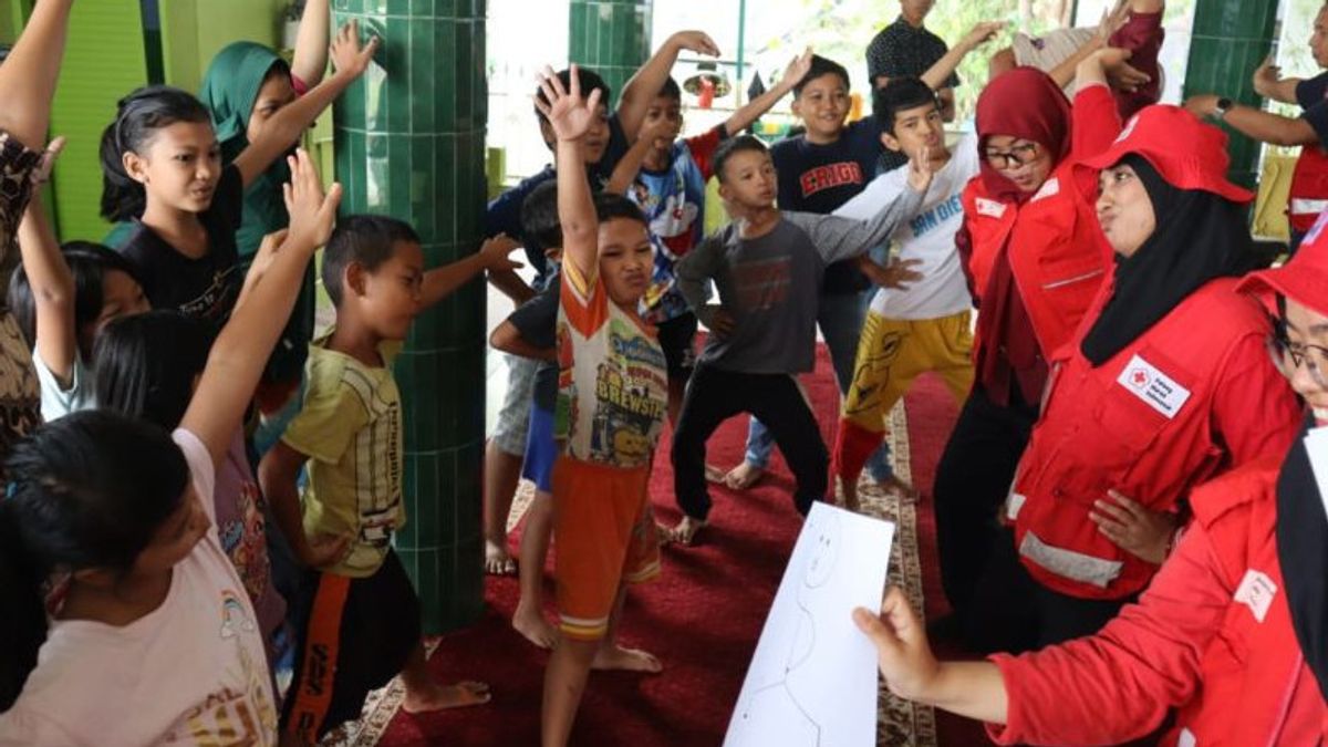 Les volontaires de PMI Jember aident à rétablir la santé mentale des enfants après la catastrophe à Medan