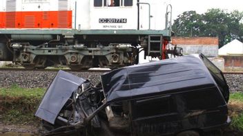 中部ジャワ州グロボーガンで車が貨物列車にひかれた後、3人が死亡