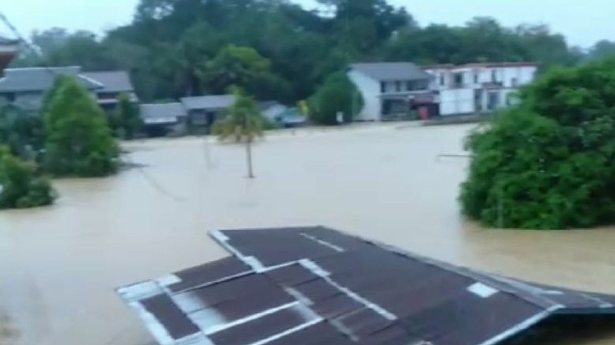 西カリマンタン海峡の洪水は住民の家や国道を水没させた
