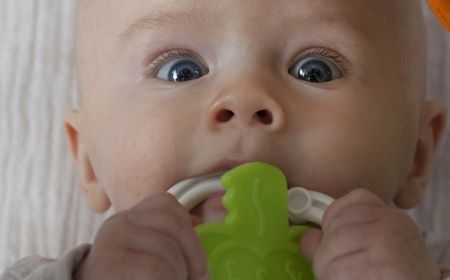 5 Cara Membersihkan Teether yang Benar Agar Tetap Aman Digigit si Kecil