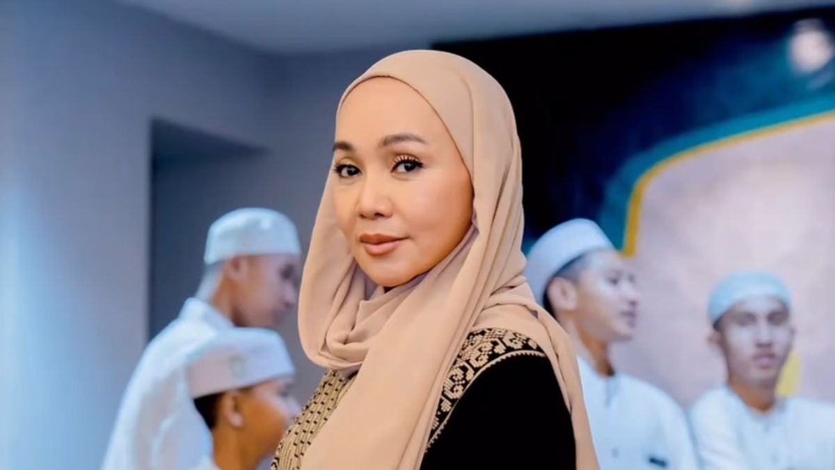 Berhijab Usai Pulang Umrah, Dewi Gita Berharap Bisa Istiqomah