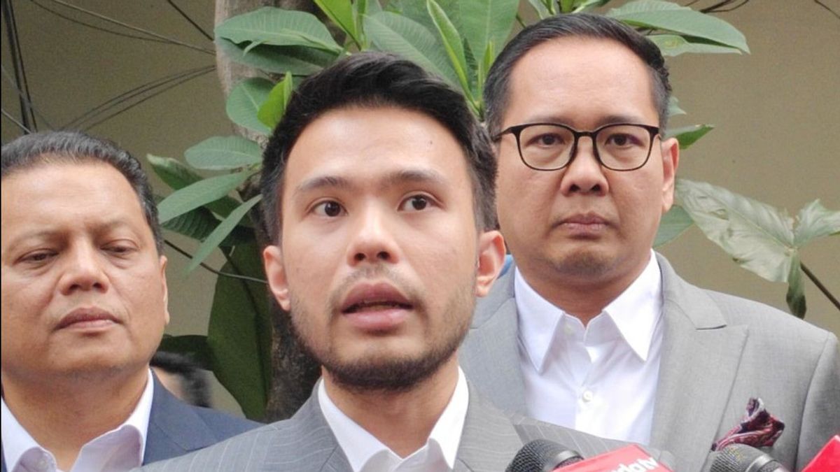 今天,律师将佐科威的原始文凭交给警方