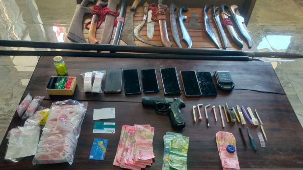 Kodim人员在Bima NTB搜查Bandar Sabu的家中发现了12件Sajam和一把气枪