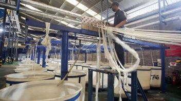安価な輸入製品のラッシュは、カラワングルンティカールのPOLY繊維工場の原因です