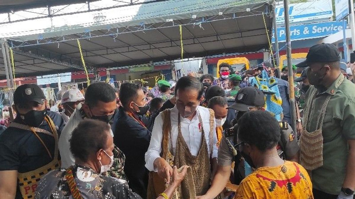 Jokowi Mampir ke Taman Imbi Papua, Sapa Mama-mama Perajin, Borong Noken Hingga Topi