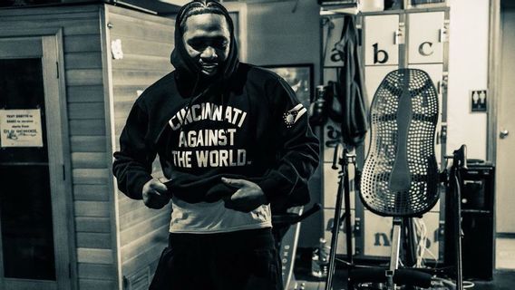 Adrien Broner Challenges Mentor Mayweather To A IDR 2.95 Trillion Duel