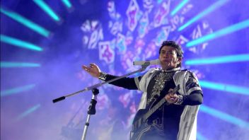 Rhoma Irama Ask for the Government to Management Art真剣に, Singing 