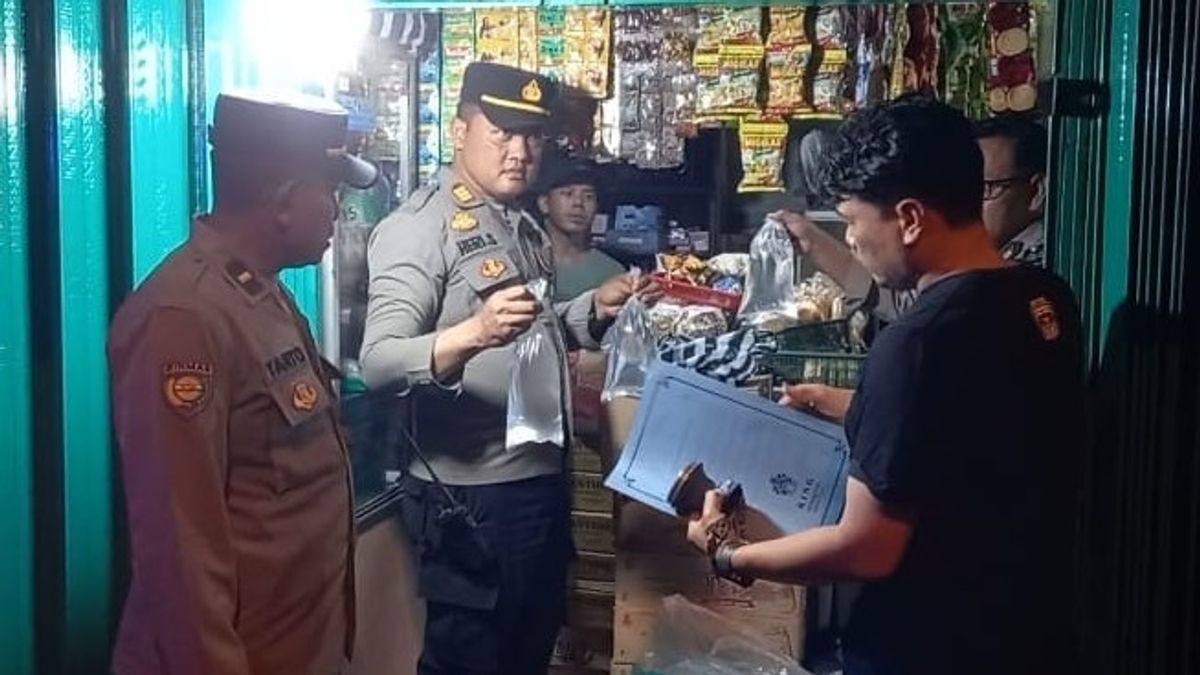 La police sécurise des dizaines de litres de merde vendus dans un petit magasin