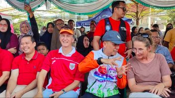 Dubes Belanda untuk Indonesia Marc Gerritsen Nonton Lomba HUT RI di Sungai Kalimalang
