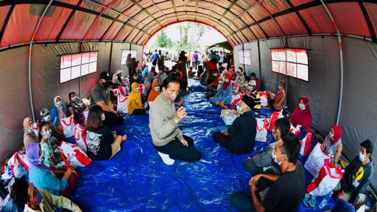 Kunjungi Lokasi Pengungsi Erupsi Semeru, Jokowi Dapat Laporan 2 Ribu Rumah Harus Direlokasi