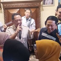 Penonton Ikut Bernyanyi dan Bergoyang Saat Tito Karnavian Menyumbangkan Suara