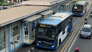 Petugas Amankan Pria Masturbasi di Bus Transjakarta dan Langsung Diserahkan ke Polres Jakut