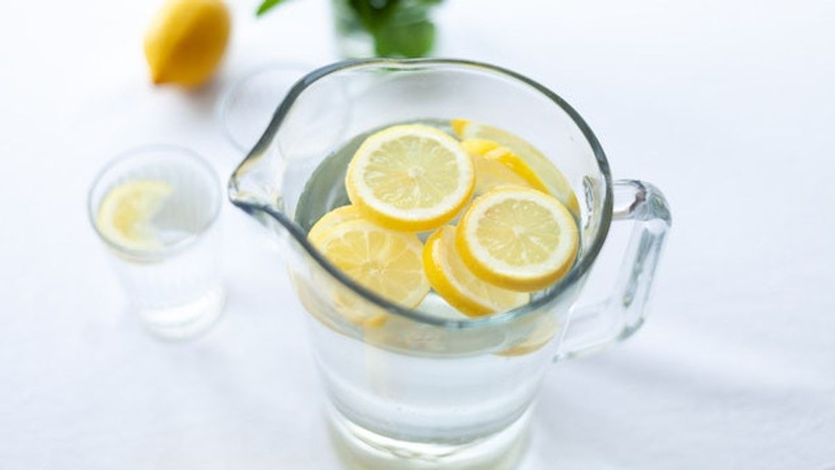 Tips Mendorong Anak Suka Minum Air Putih yang Banyak 
