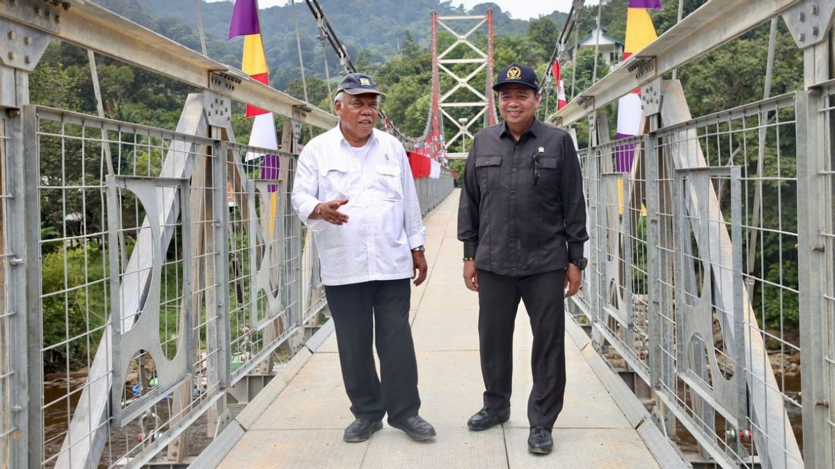 Menteri Basuki-Ketua Komisi V DPR RI Resmikan Jembatan Gantung Kareho di Kalbar, Permudah Akses Warga