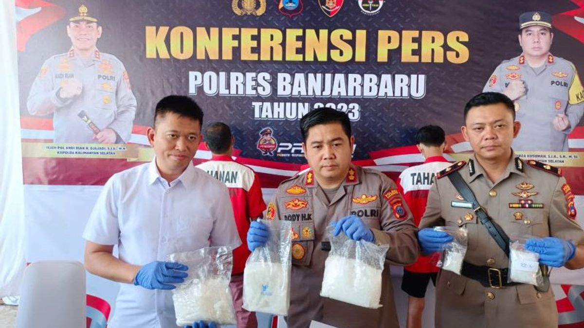 Banjarbaru Police Reveals Case Of 3.71 Kg Of Crystal Methamphetamine Packaged With Chinese Tea