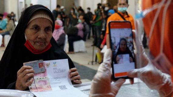 Cara Cek Bansos Tunai PPKM Darurat, Apa Kamu Dapat Rp300.000?
