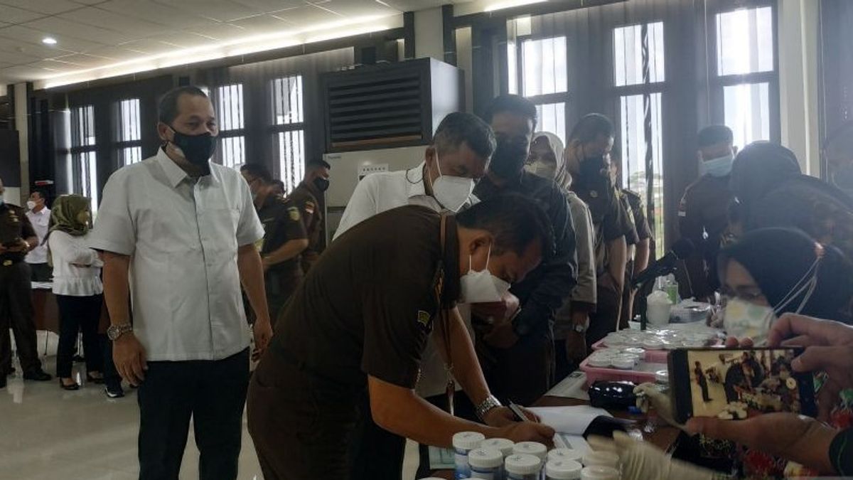 West Kalimantan Prosecutor's Office Holds Impromptu Urine Tests For 200 Employees