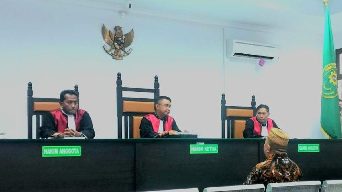 فساد 7.5 مليار روبية إندونيسية ، حكم على المدير السابق لشركة PDAM بون بولانغو بالسجن لمدة 12 عاما