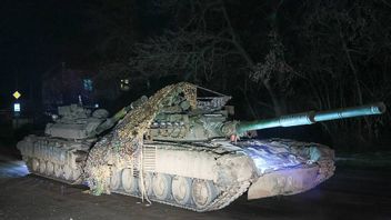 戦車を撤去して運ぶ、元ウクライナ兵はロシア市民権を取得する
