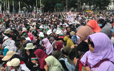 Aksi Bela Palestina, Warga Sempatkan Salat di Kawasan Patung Kuda Jakarta