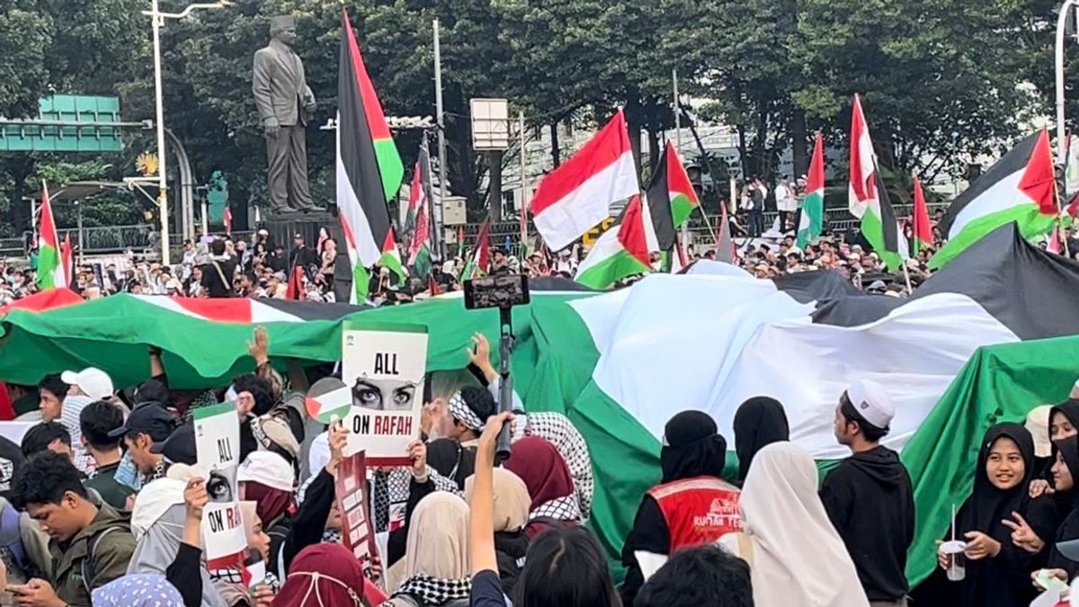 大尺寸的巴勒斯坦国旗由雅加达马雕像示威参与者散布