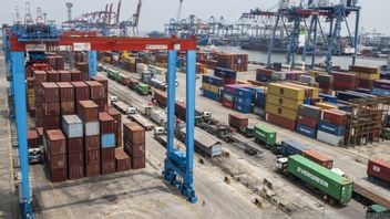 102个PMI货物集装箱停泊在2个港口
