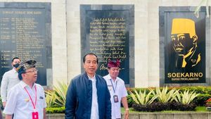 Ketika Jokowi Minta Ajudannya Melipir di Sela Kunker Bali: Foto Bareng Warga Hingga Asyik Simak Tulisan Bung Karno Tahun 1957