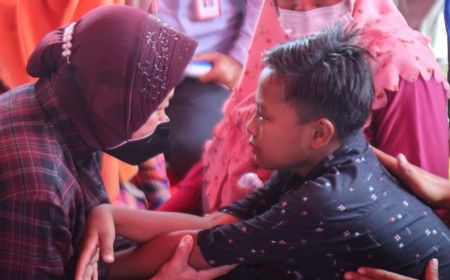 Ketika Risma Hibur Pengungsi Anak Korban Erupsi Semeru