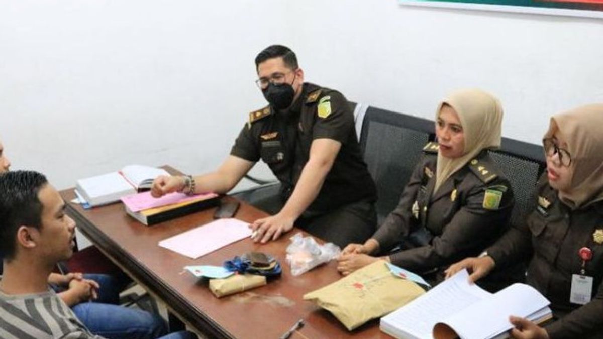 The Criminal Investigation Agency Hands Over 2 Marijuana Dealers to the Banda Aceh Prosecutor's Office