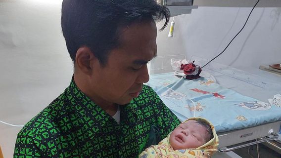 Putih Bersih, Wajah Anak Pertama Ustadz Abdul Somad dan  Fatima Az Zahra Bawa Kebahagian