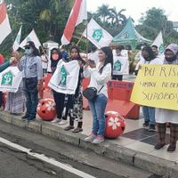 Tak Terima Risma Dihina, Ibu-ibu di Surabaya Turun ke Jalan Gelar Aksi Bela Wali Kota