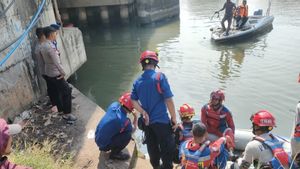 来自Bekasi的男子在Cilincing BKT流中被发现死亡