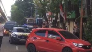 Polisi Amankan Mobil Brio yang Ditinggalkan Pengemudi di Tengah Jalanan Palembang, Ditemukan Senjata Api