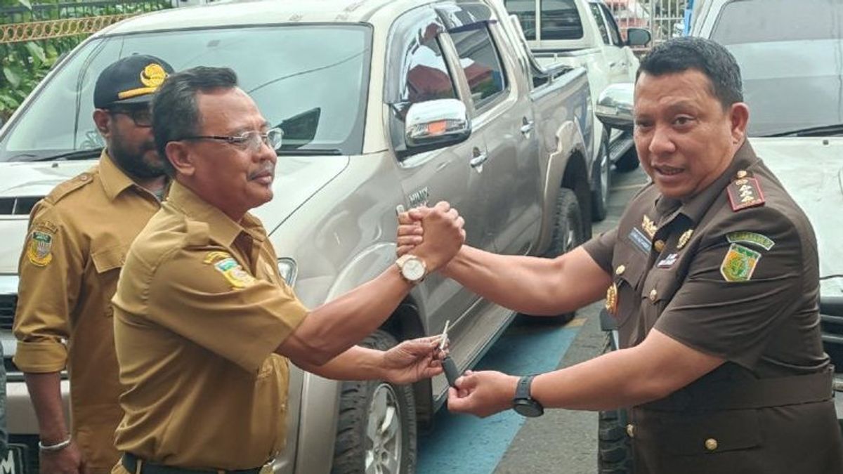 Jayapura Prosecutor's Office Hands Over 10 Cars Owned By The Greater Mamberamo Regency Government Controlled By Retired ASN