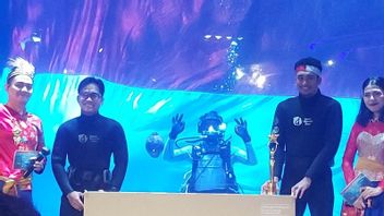 Bendera Merah Putih Raksasa Dibentangkan di Jakarta Aquarium