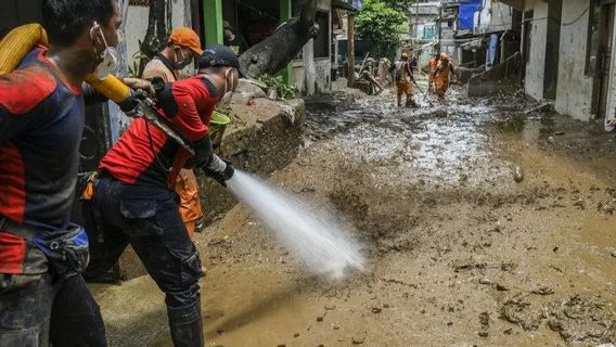 River Flow in Rawagempol Karawang Village Congestion Leads to Floods, Regency Government Deploys Heavy Equipment to Handle Blockages