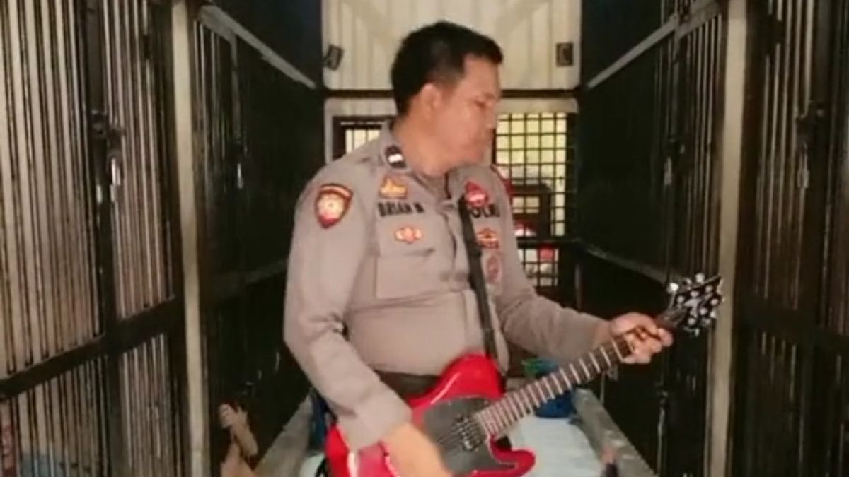<i>Gokil</i>! Polisi Hibur Napi Menyanyikan Lagu Elang Dewa 19