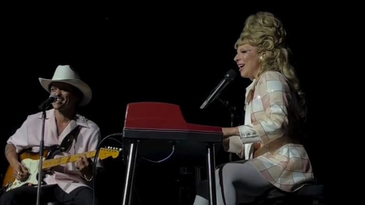 Lady Gaga et Bruno Mars présentent une nouvelle chanson pour la première fois lors d'un concert en Californie