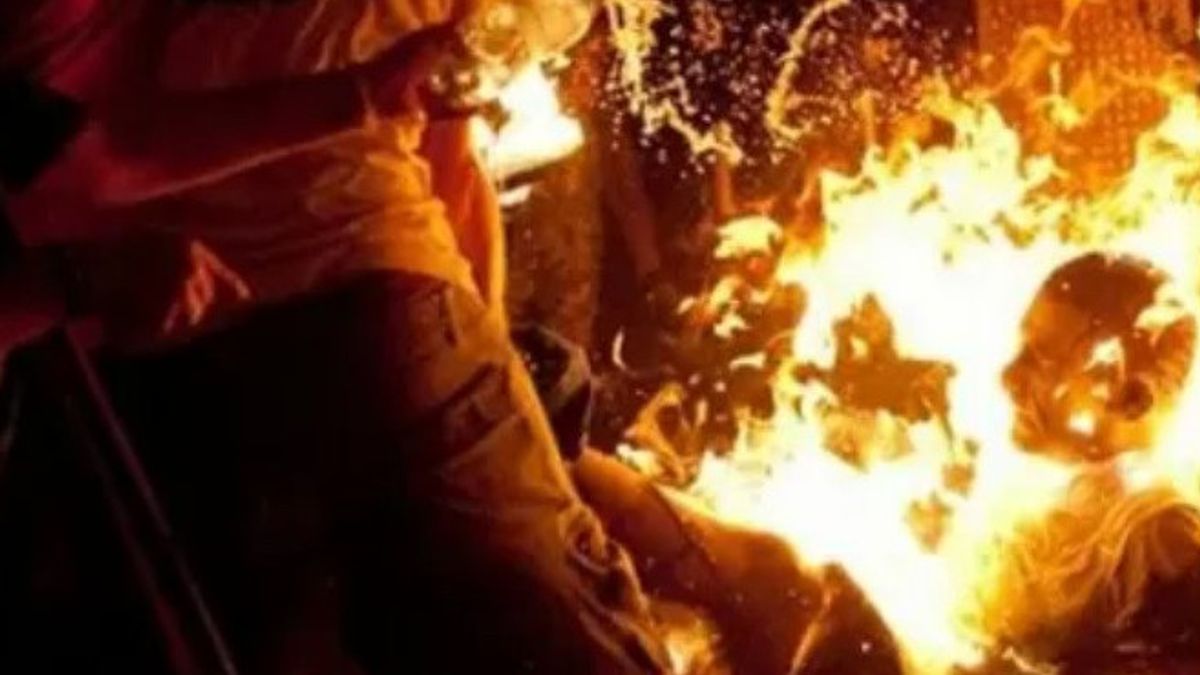 ストレスのちょうど一週間、クラマトセネンの中年男性は自分自身を燃やすために必死です
