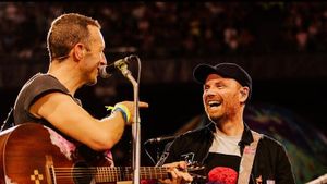 VIDEO: Ikut Tren Sosmed, Coldplay Suarakan 'Pinjam Seratus'