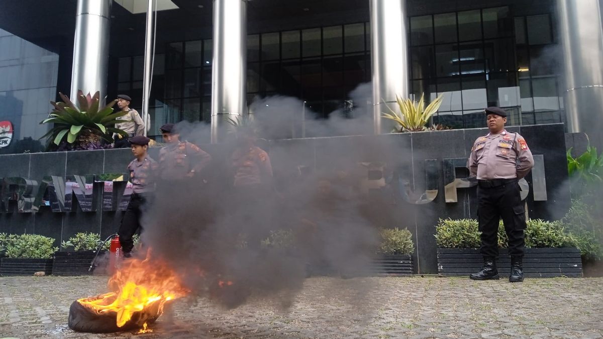 Indonesian BEM Solidarity Alliance Students Hold Action Demanding KPK Investigate Allegations Of Corruption In North Maluku