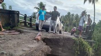 Diterjang Arus Sungai Banjir, Jembatan Jalur Alternatif Mamuju di Tapalang Rusak