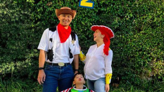 Gaya Keren Keluarga Nikita Willy Cosplay Karakter Toy Story saat Rayakan Halloween